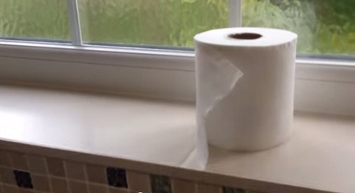 Otec učí deti meniť rolku toaletného papiera