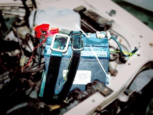 Načo je opasok? Na to, aby držal - batériu, keď už nie gate...