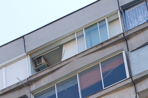 Muž chcel vyskočiť zo svojho bytu na 12. poschodí