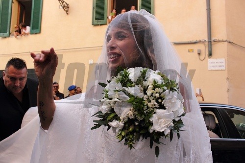 Elisabetta Canalis sa vydala za svojho snúbenca Briana Perriho v luxusnej róbe so závojom a množstvom čipky.