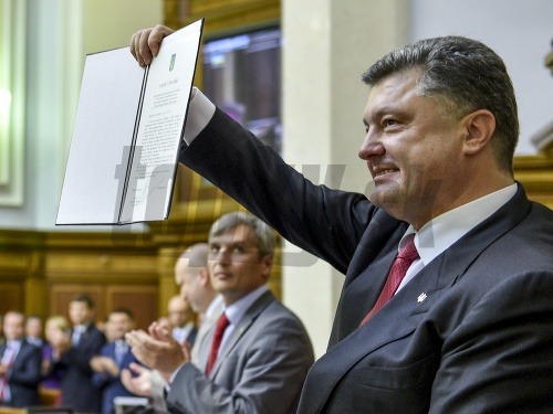 Petro Porošenko drží v rukách asociačnú dohodnu