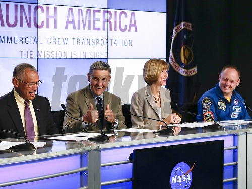 Členovia panelu, zľava, administrátor NASA Charles Bolden, riaditeľ Kennedy Space Center Bob Cabana, manažérka programu Kathy Lueders a astronaut Mike Fincke pri oznámení spolupráce.