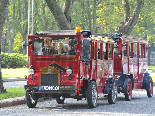 Členovia slovenskej vlády podporili Európsky týžden mobility a prišli elektromobilmi a vláčikom.
