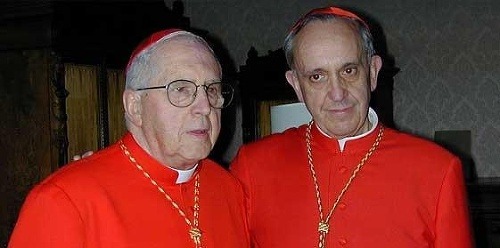 Auto kardinála Jorge Mariu Mejíu (vľavo) pravdepodobne chceli páchatelia zneužiť