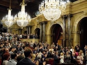 Šéf katalánskej autonómnej vlády Artur Mas (dolu vpravo) oslavuje v Katalánskom parlamente schválenie právomocí na vyhlásenie referenda za samostatnosť Katalánska 19. septembra 2014 v Barcelone. 