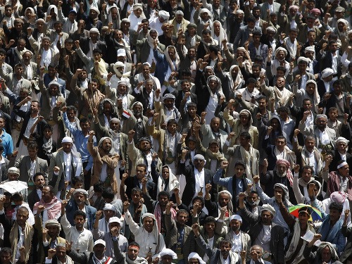 Príslušníci šiitského povstaleckého klanu počas demonštrácie.