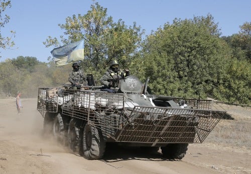 Ukrajinská armáda kontroluje cestu na kontrolnom stanovišti v Debaltseve, v Doneckej oblasti.