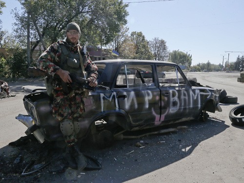 Ukrajinská armáda kontroluje cestu na kontrolnom stanovišti v Debaltseve, v Doneckej oblasti.
