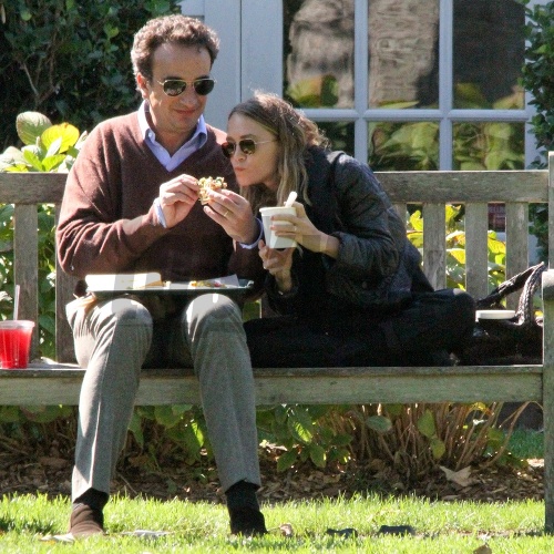 Vychudnutá Mary-Kate Olsen sa necháva kŕmiť nezdravým jedlom z rúk staršieho snúbenca.