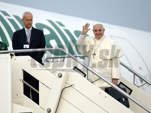 Pápaež František máva ľuďom pri nástupe do lietadla na Medzinárodnom letisku Fiumicino v Ríme