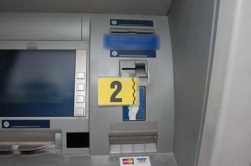 Na bankomat namontovali čítačku, skončili v rukách polície