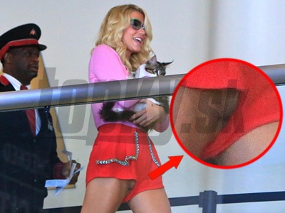 Odvážna speváčka Kesha si v príliš voľných šortkách neustrážila rozkrok.