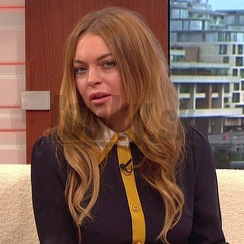 Herečka Lindsay Lohan pred britskými kamerami predviedla opuchnutú tvár a výrazne zväčšené pery.