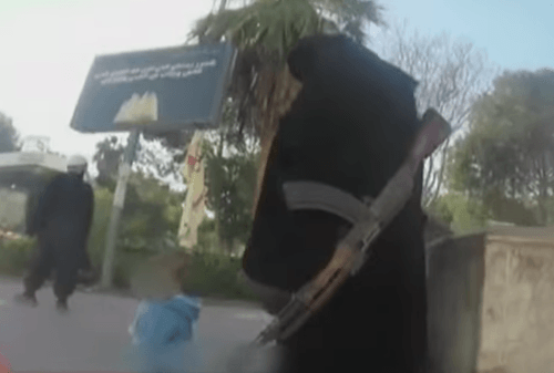 Ženy v Raqqe nosia namiesto kabelky AK-47