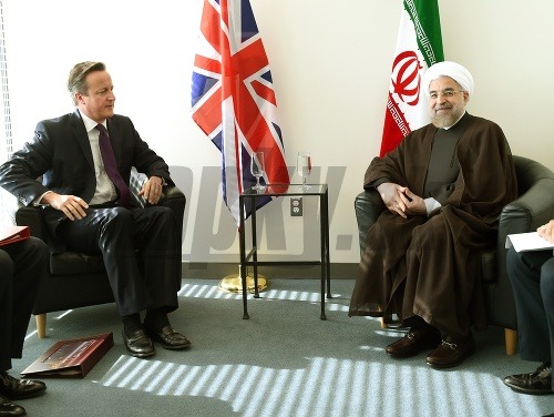 Britský premiér David Cameron (vľavo) s iránskym prezidentom Hasanom Rúhaním.