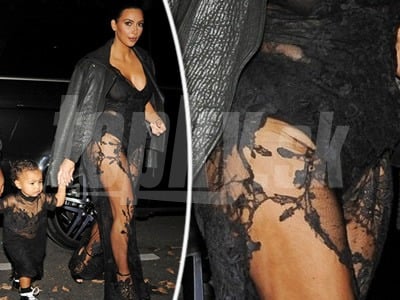 Kim Kardashian sa znemožnila priehľadnými nohavicami a do rovnakého materiálu navliekla aj 15-mesačnú dcéru.