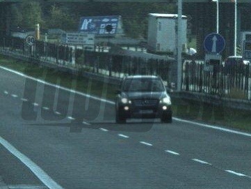 Mercedes rútiaci sa po D2 v smere na Českú republiku