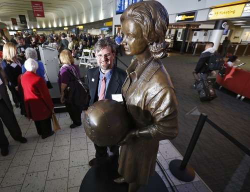 Socha Geraldine Mock na letisku v Ohiu