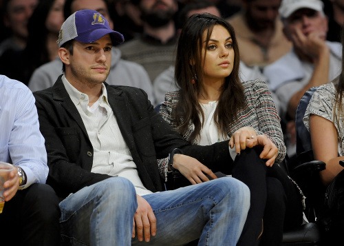 Ashton Kutcher a Mila Kunis na zápase NBA