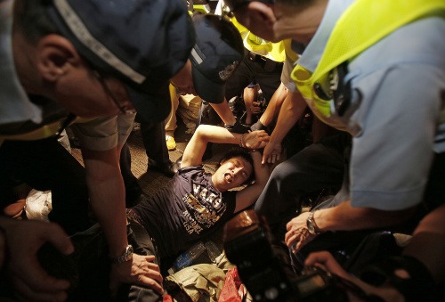 Protesty v Hongkongu si vyžiadali niekoľko zranených.
