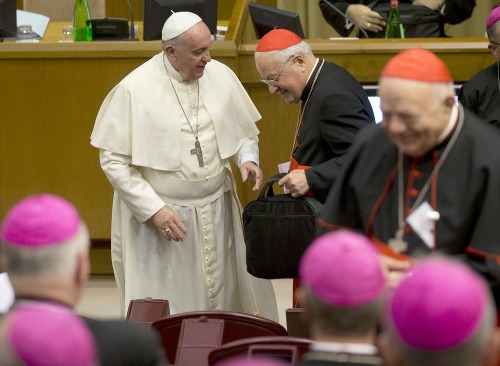 Pápež František a kardinál Angelo Sodano (vpravo)