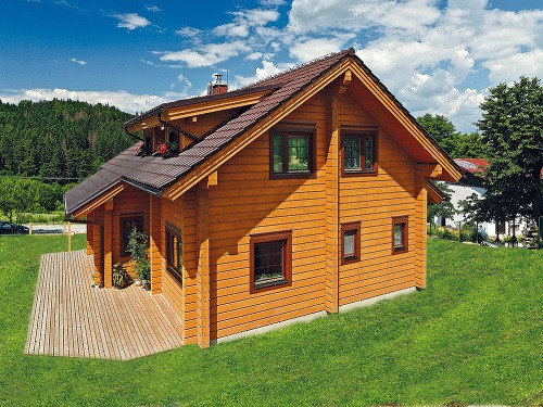 Zrub kopcom pristane rovnako ako poschodie. „Schodov je aj okolo domu dosť a podľa mňa by sa do takéhoto terénu bungalov ani nehodil. Navyše má takto človek lepší výhľad,“ konštatuje domáci pán.