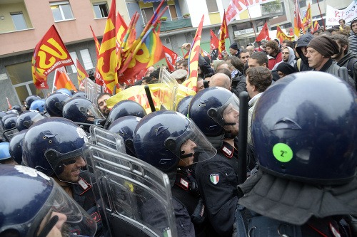 V Miláne protestujú tisíce Talianov