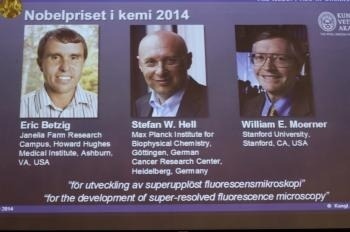 Americkí vedci Eric Betzig (vľavo),  William E. Moerner (vpravo) a nemecký vedec Stefan W. Hell