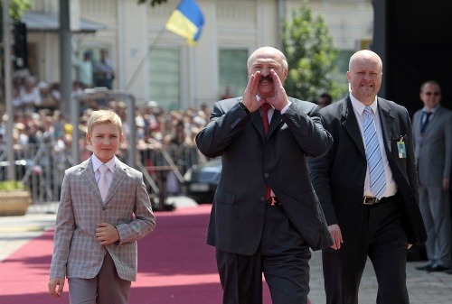 Alexander Lukašenko so synom Nikolajom na inaugurácii prezidenta Petra Porošenka