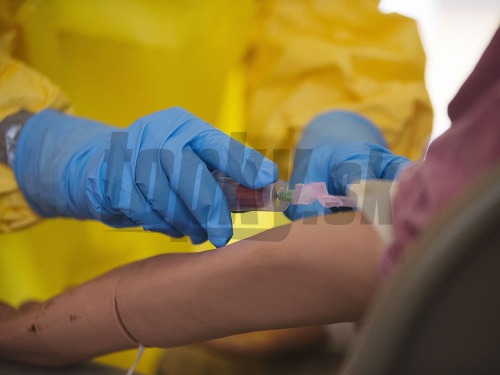 Prípady podozrenia na ebolu pribúdajú aj v Európe.