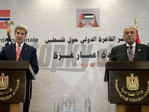 Minister zahraničných vecí John Kerry a minister zahraničných vecí Egypta Sameh Shukri (vpravo)