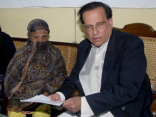 Salman Taseer (vpravo) guvernér pakistanskej provincie Pandžáb a Asia Bibi.