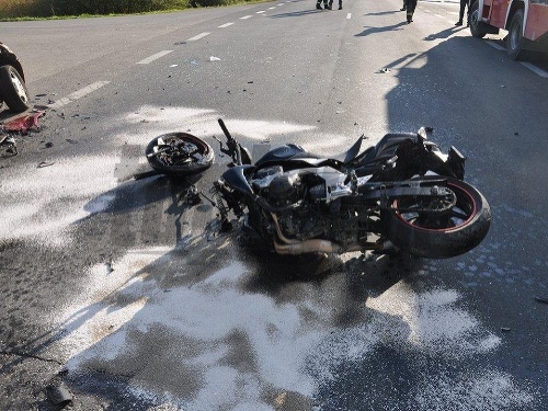 Pri zrážke motocykla s osobným autom prišiel o život jeden človek
