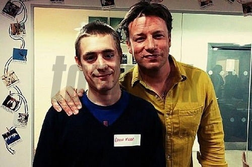 Jamie Oliver a jeho nový šéfkuchár David Mason, ktorý bol odsúdený za znásilnenie 12-ročného dievčaťa.
