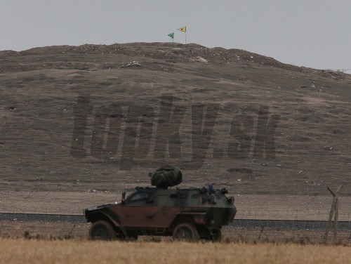 Turecké obrnené hliadky strážia turecko-sýrske hranice.