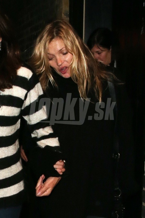 Opitá Kate Moss sa o štvrtej ráno tackala z vychytenej reštaurácie.
