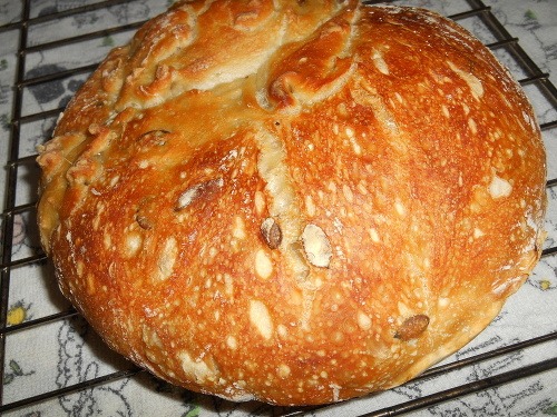 Domáci chlieb bez miesenia je chrumkavou dobrotou, ktorú zvládne pripraviť aj úplný začiatočník