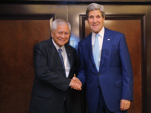 John Kerry (vpravo) a minister zahraničných vecí Filipín Albert del Rosario na stretnutí v Jakarte.