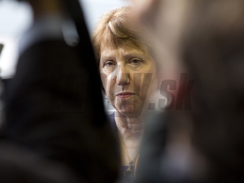 Catherine Ashtonová hovorí s médiami po príchode na stretnutie ministrov zahraničných vecí v Luxemburgu.