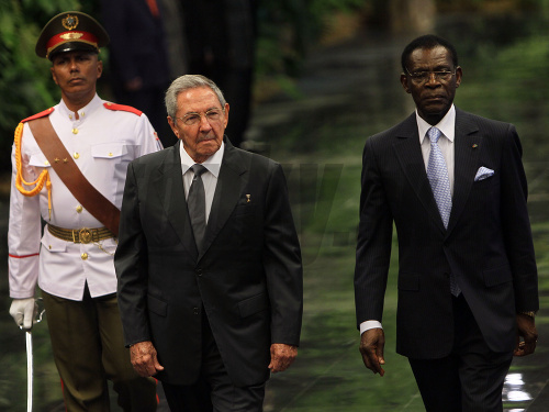 Raúl Castro (vpredu) a prezident štátu Guinea Teodoro Obiang Ngeuma (vpravo).
