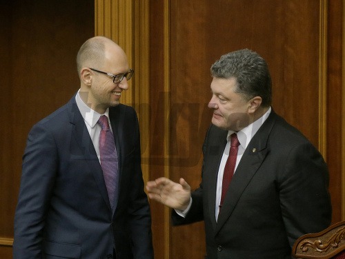 Arsenij Jaceňuk (vľavo) s prezidentom Petrom Porošenkom