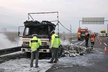 Požiar nákladného automobilu na diaľnici D1