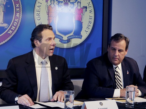 Guvernér New Yorku Andrew Cuomo (vľavo) a guvernér New Jersey Chris Christie na tlačovej konferencii.