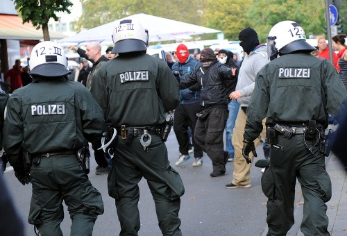 Nemecká polícia počas demonštrácii v Kolíne