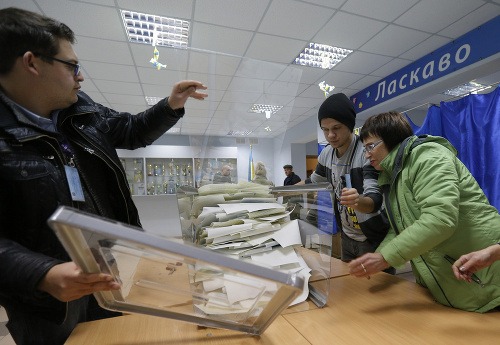 V nedeľňajších parlamentných voľbách na Ukrajine zvíťazili proeurópske strany,