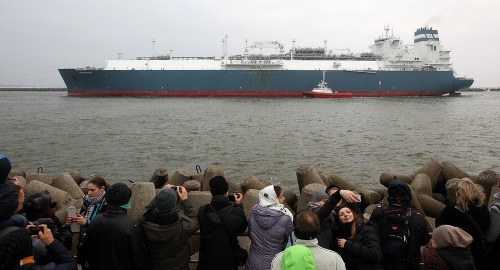Ľudia sledujú, ako loď pláva do prístavu v meste Klaipeda.