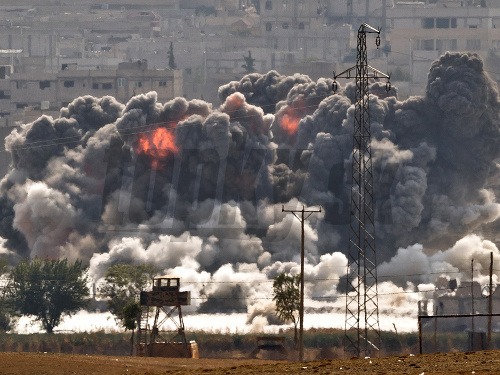 Dym a plamene stúpajú z mesta Kobané na mieste, kde zaujali pozíciu radikáli z islamského štátu.