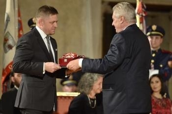 Robert Fico preberal z rúk Miloša Zemana vysoké štátne vyznamenanie Rad bieleho leva.