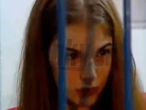 Nútení mať lesbické sex