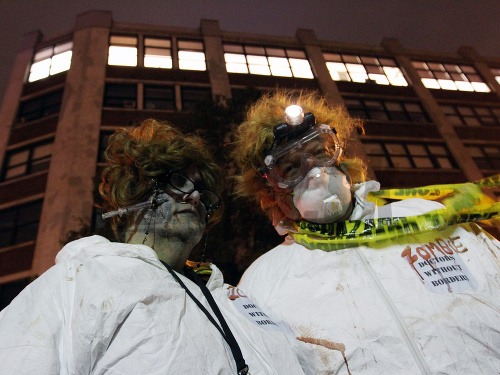 Newyorčania sa obliekli aj ako zombie Lekári bez hraníc.